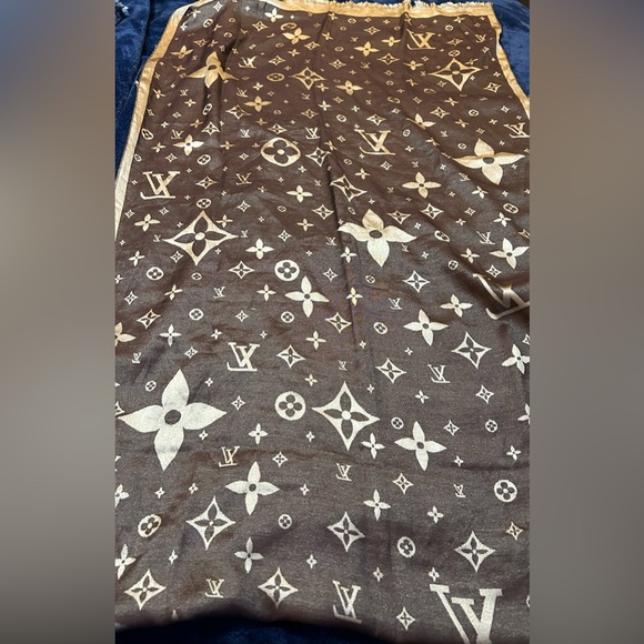Authentic Louis Vuitton silk scarf. Beautifuliful! - Picture 3 of 15